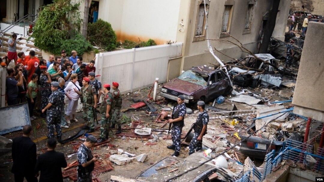 Soldiers inspect damage at scene of the explosion in the mostly Christian neighborhood of Achrafiyeh, Beirut, Lebanon, October 19, 2012. (Jeff Nuemann/VOA)