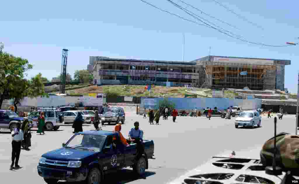 Somalia's parliament, May 2012. (Pete Heinlein/VOA)