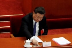 中国国家主席习近平在全国人大会议就港版国安法进行表决时按下赞成键。（2020年5月28日）