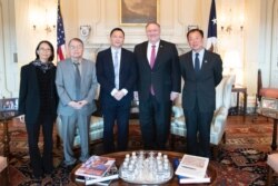 国务卿蓬佩奥在国务院会晤六四事件的幸存者。（2020年6月2日）