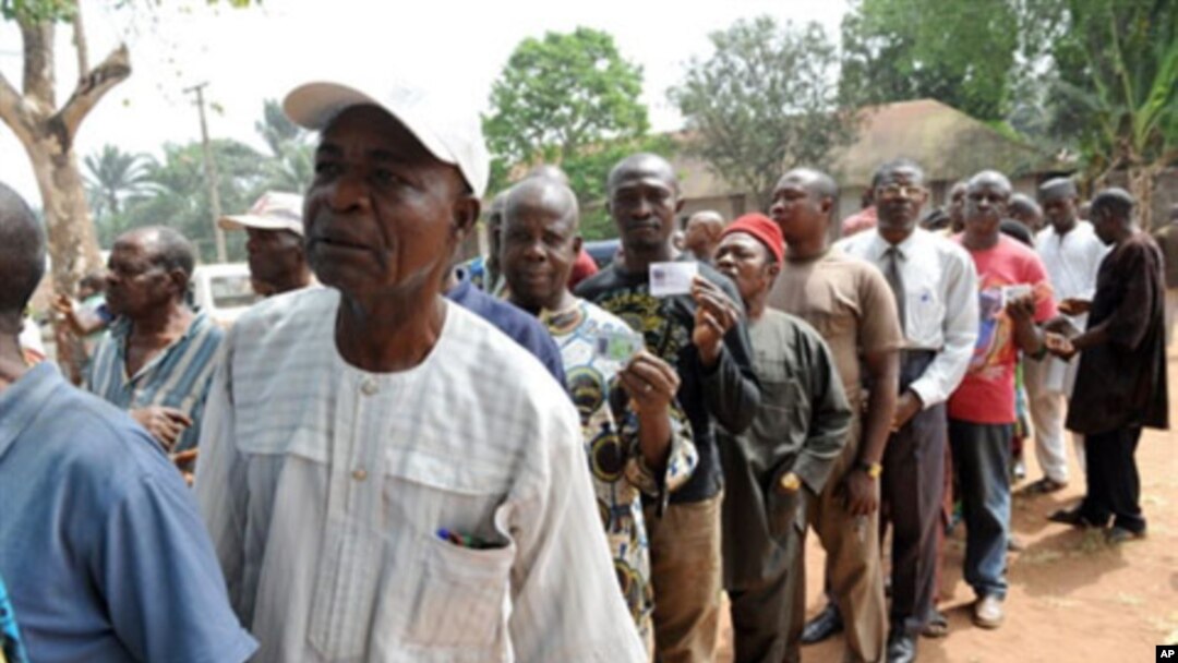 Voters queue to cast their vote during the governorship election at Ekulobia district in Anambra State, Nigeria, 06 Feb 2010