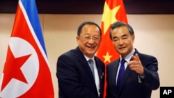 朝鲜外相李勇浩（左）在菲律宾马尼拉东盟外长会议期间与中国外长王毅举行会晤。（2017年8月6日）