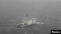資料照片：芬蘭邊防軍的一艘近海巡邏艦在芬蘭灣受損的”波羅的海天然氣管道” 附近守衛。 （路透社照片）