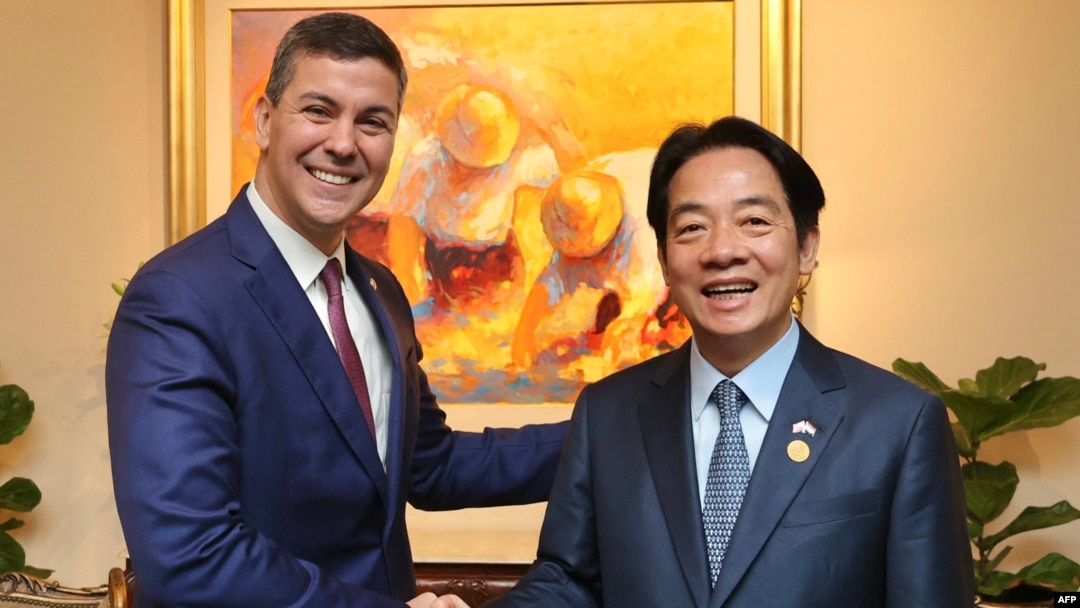 2023年8月14日，台灣時任副總統賴清德在訪問巴拉圭期間與時任巴拉圭當選總統聖地亞哥·潘尼亞（Santiago Pena）左）握手。