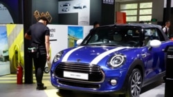 2018年4月26日，在中國北京車展展出的MINI Cooper Cabrio。 （美聯社照片）