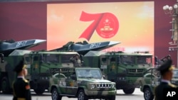 2019年10月1日在北京天安门广场举行为庆祝中共建政70年举行的阅兵式上展示的中国车载东风17型弹道导弹。