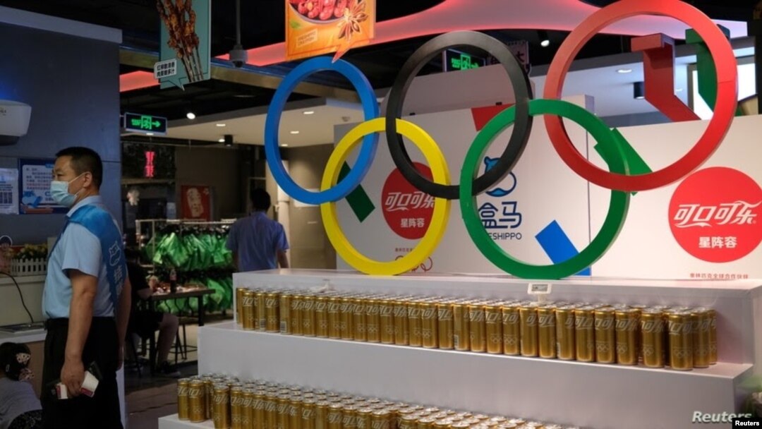 Los anillos olímpicos se ven sobre los productos de la empresa Coca-Cola, un patrocinador corporativo de los Juegos Olímpicos de Beijing 2022, en un supermercado en Beijing, el 30 de julio de 2021.