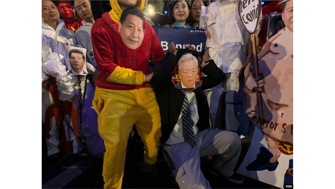洛杉磯萬聖節“胡锦濤”再次被带走。(美國之音 张木林)