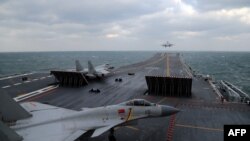在一次軍演中中國空軍J-5戰機從遼寧號航母上起飛。（2016年12月23日）