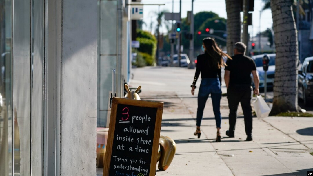 Un cartel anuncia el número de clientes permitidos en una tienda de West Hollywood, en el área de Los Ángeles, California, el 18 de noviembre de 2020.