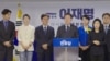 资料照片：李在明(中)2024年7月10日宣布竞选共同民主党党魁，他预计将赢得2025年6月3日举行的韩国总统大选。