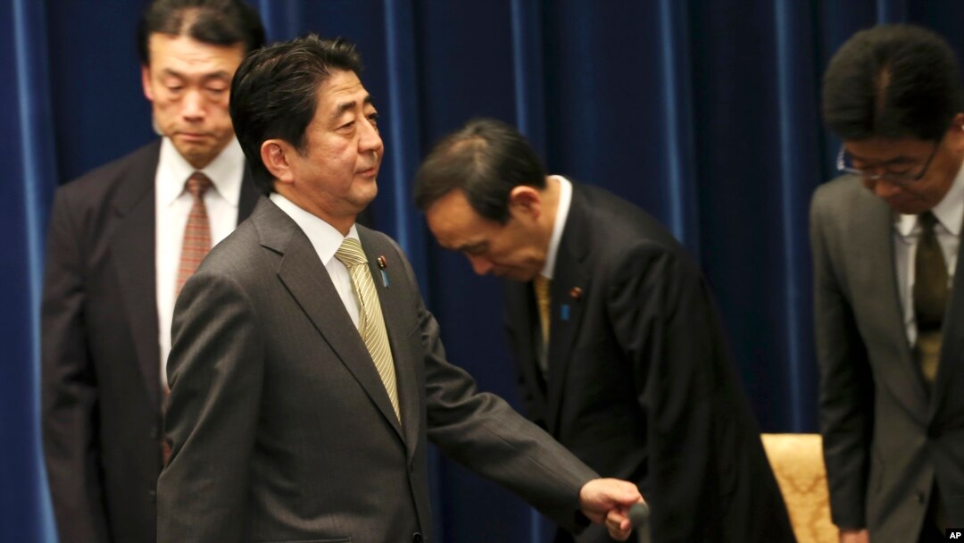12月9日﹐日本首相安倍晉三出席記者會宣佈一系列刺激日本救濟計劃。