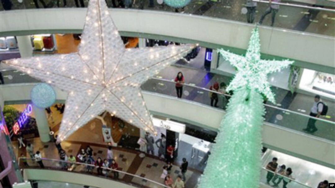 Visitors look at Christmas decorations displayed at a shopping mall in Jakarta, Indonesia,10 Dec 2010.