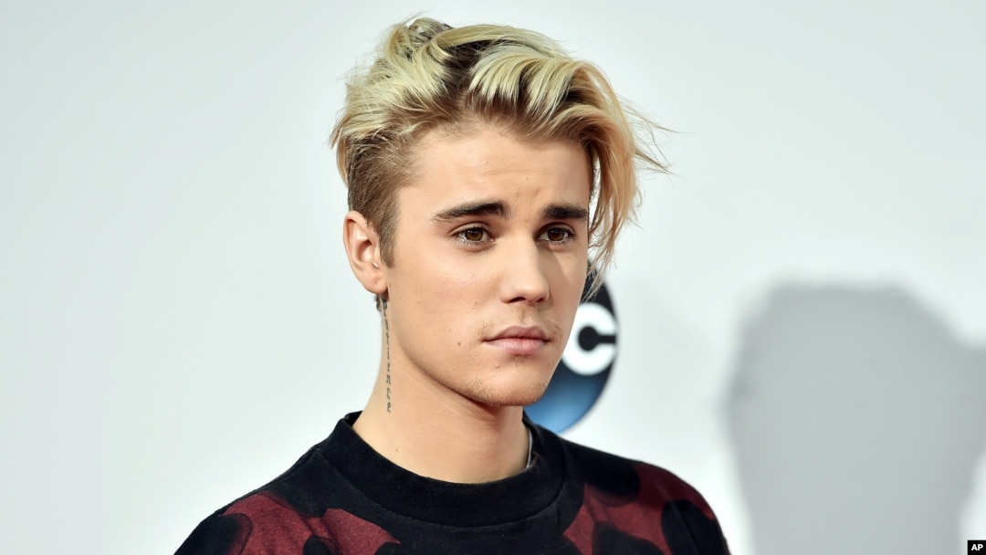 Justin Bieber arrives at the American Music Awards at the Microsoft Theater on Nov. 22, 2015, in Los Angeles.