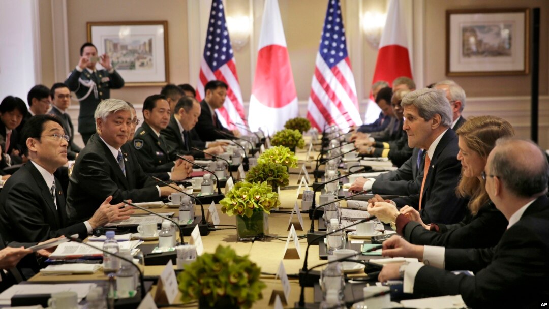 2015年4月27日，日本外相岸田文雄（左）、防衛相中谷元（左二）和美國國務卿克里（右三）、國防部長卡特（照片中見不到）等外交和防務官員在紐約會晤。