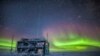 ARCHIVO - Esta foto sin fecha proporcionada por la NOAA en mayo de 2018 muestra la aurora austral cerca del Observatorio de Investigación Atmosférica del Polo Sur en la Antártida.