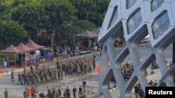 Kineski vojnici na stadionu u Šenženu, na granici sa Hong Kongom