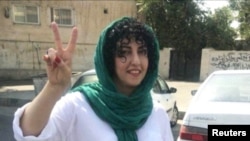 Mwanaharakati wa Iran Narges Mohammadi akionesha ishara ya ushindi