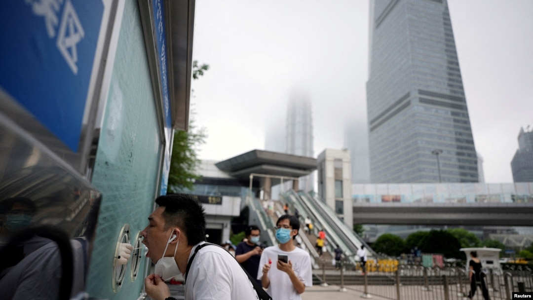 中國上海一名男子在陸家嘴金融區的一個核酸檢測點採集拭子（2022年6月2日）。