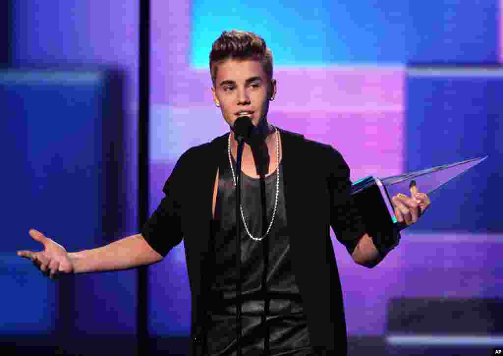 Justin Bieber accepts the award for favorite male artist - pop/rock at the 40th Annual American Music Awards Nov. 18, 2012, in Los Angeles. 