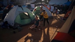 Niños juegan en el Centro Deportivo Benito Juárez, en Tijuana, México, que sirve como refugio temporal para los migrantes llegados en las caravanas provenientes de Centroamérica.