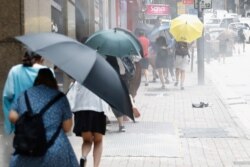 香港防暴警察用胡椒喷剂驱散利用午餐时间抗议国旗法的示威者。（2020年5月27日）