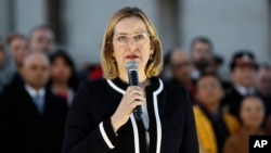 英国内政大臣安珀·路德（Amber Rudd）在伦敦特拉法加广场上为袭击事件遇难者的烛光守夜行动中讲话（2017年3月23日）