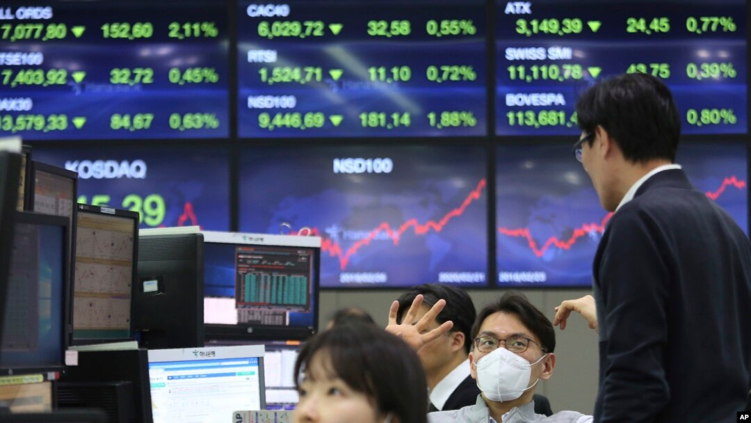 A currency trader wears a face mask at the foreign exchange dealing room of the KEB Hana Bank headquarters in Seoul, South Korea, Feb. 24, 2020. 