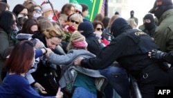 Policija u sukobu sa učesnicima protesta u Minsku 19. septembra 2020, održanom zbog spornih rezultata predsedničkih izbora. 