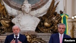 El presidente de Brasil, Luiz Inácio Lula da Silva, y el presidente de Argentina, Alberto Fernández, asisten a la ceremonia de firma de un acuerdo bilateral en el palacio presidencial Casa Rosada en Buenos Aires, Argentina, el 23 de enero, Augustine Marcarian