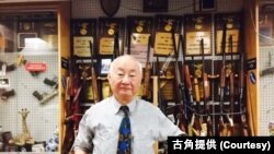 古角在喬維諾槍店（John Jovino Gun Shop）裡。 （古角提供）