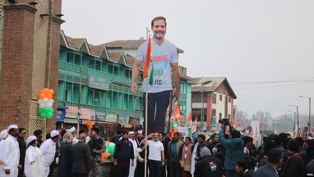 The Indian National Congress ended their 135-day march Sunday after hoisting the Indian national flag at Lal Chowk area of Srinagar. (Wasim Nabi for VOA)