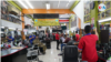 En la barbería costarricense "Solo para Varones VIP", la mayoría de sus trabajadores son nicaragüenses y han abandonado sus puestos de trabajo para irse a Estados Unidos. Foto Houston Castillo, VOA