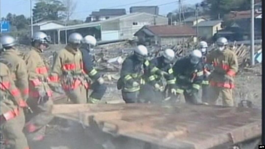 Ekipe za raščišćavanje štete posle zemljotresa u Japanu