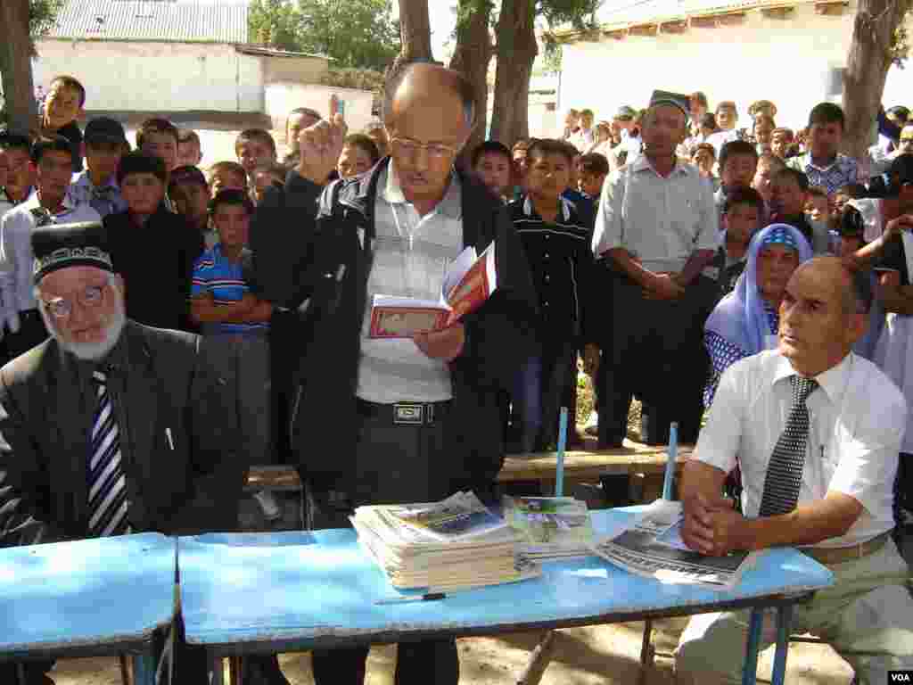 Shoir Avduvali Bekmuhammad yangi she'rlaridan o'qimoqda