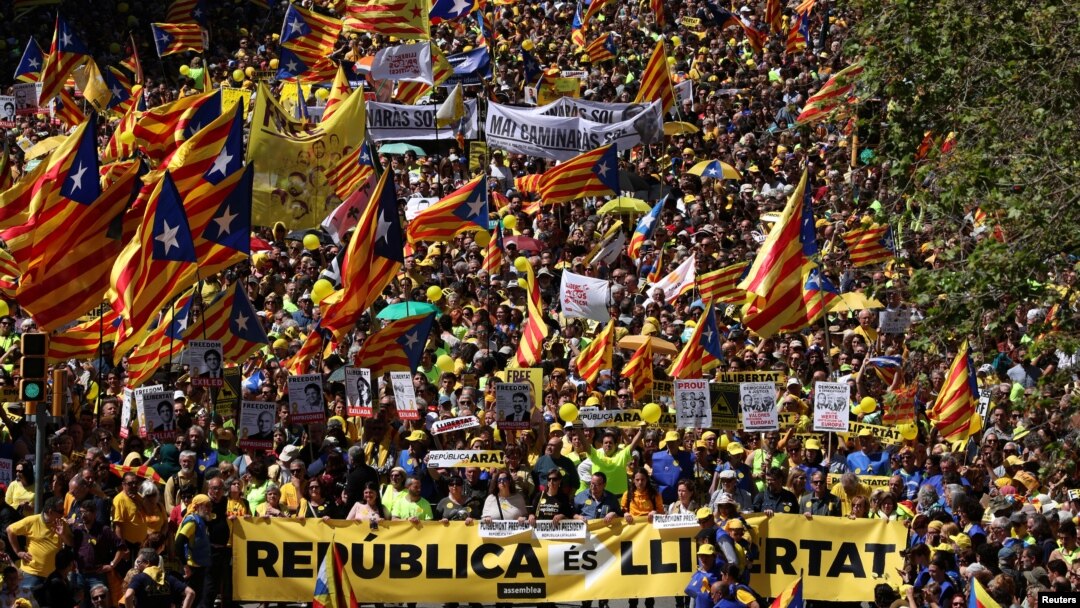 Pro-independence supporters march in Barcelona, Spain, April 15, 2018.