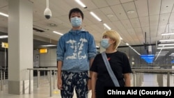 王靖渝和吳歡在阿姆斯特丹史基浦國際機場。( 2021年7月19日)