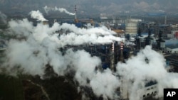资料照片：烟雾和蒸汽从中国山西省河津市的一家煤炭加工厂升起。（2019年11月28日）