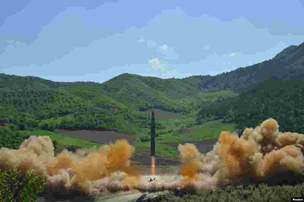 2017年7月4日,朝鲜宣布成功地试验一枚洲际弹道导弹。 这给美国进行这次试验提供了紧迫性。分析人士认为,这枚导弹虽然不能打到夏威夷和加拿大以南的美国48个州,但是却能够威胁到阿拉斯加州。尽管联合国对朝鲜实施了制裁,但朝鲜发展核武器的努力并没有停止,它还多次进行导弹试射,提高了它的武器水平。