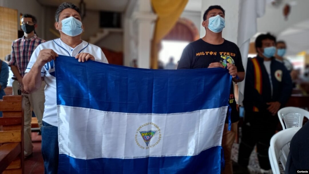 Familiares de víctimas de las manifestaciones de 2018 en una misa en la iglesia de San Miguel Arcángel, en Masaya, Nicaragua, el 20 de abril de 2021. Foto cortesía de Noel Miranda.