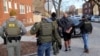 Agentes del Servicio de Inmigración y Control de Aduanas (ICE) de Estados Unidos realizan un arresto como parte de la amplia represión migratoria del presidente estadounidense Donald Trump en Chicago, Illinois, Estados Unidos, el 26 de enero de 2025. REUTERS