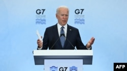 美国总统拜登在康沃尔机场纽奎举行记者会。