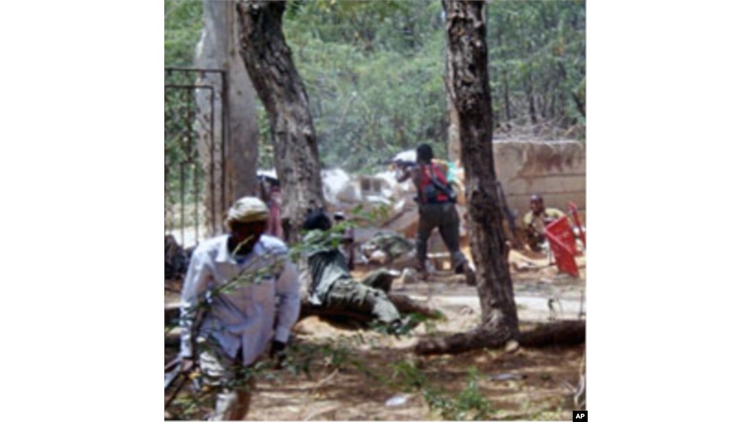 Extremist islamic fighters engage in a shoot out with Somali government forces in Mogadishu on 04 Oct 2010