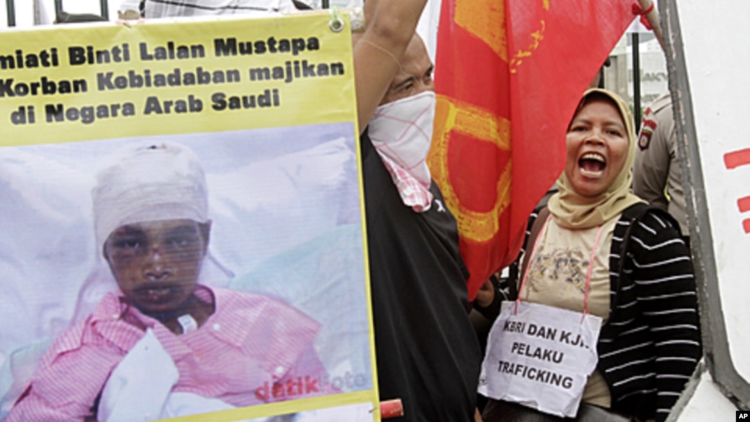 Indonesian workers shout slogans during a protest against the alleged abuse of Sumiati, an Indonesian worker in Saudi Arabia, outside the Parliament, Jakarta, Indonesia, (File).