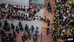 利用午餐时间抗议国旗法的香港示威者被警察围捕。（2020年5月27日）