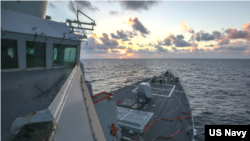 美國海軍第七艦隊2022年1月20日公佈“本福德”號導彈驅逐艦駛過帕拉塞爾群島海域的照片