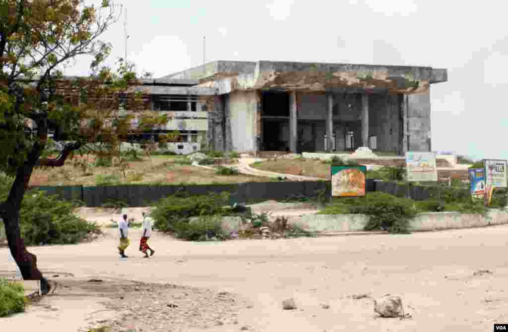 Somalia's Parliament, August, 2011. (Pete Heinlein/VOA)