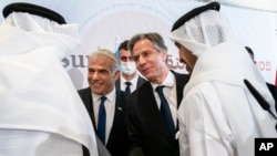 资料照 - 2022年3月28号，美国国务卿布林肯与巴林外交大臣 Bahrain's阿尔札亚尼（Abdullatif bin Rashid al-Zayani）图左）以及阿拉伯联合酋长国外交大臣谢赫·阿卜杜拉·本·扎耶德·阿勒纳哈扬（斯德伯克）（Sheikh Abdullah bin Zayed Al Nahyan-, front right在以色列边境城市斯德伯克（Sde Boker）握手。