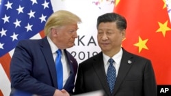 美國總統特朗普(左)在日本西部大阪舉行的G20峰會期間與中國國家主席習近平握手（2019年6月29日）。