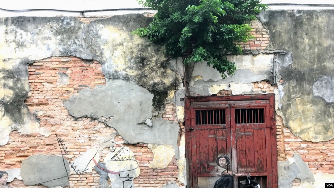 Graffiti colors a wall in Penang, Malaysia. (VOA News)